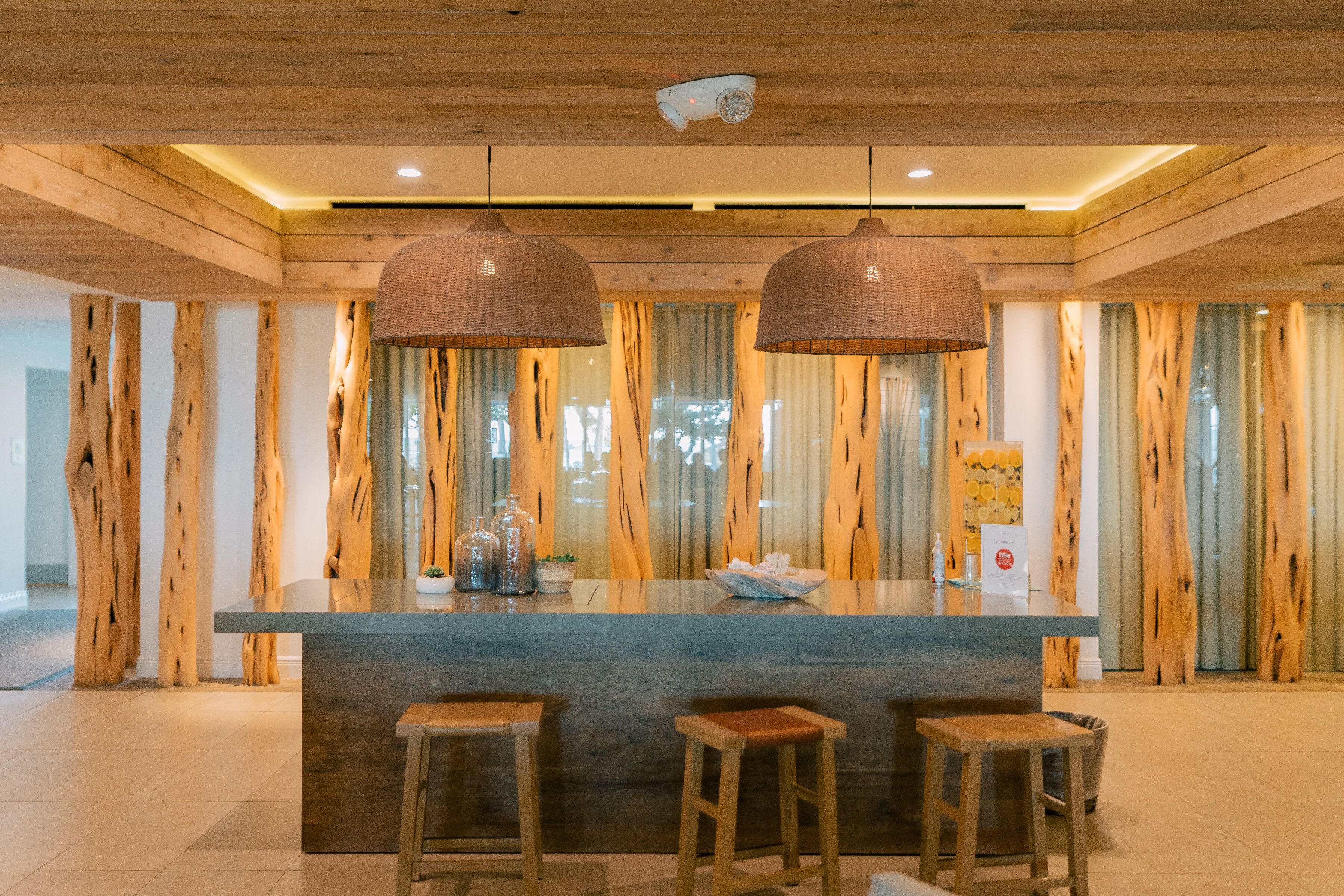 2 restaurants, breakfast, lunch, dinner served; american cuisine