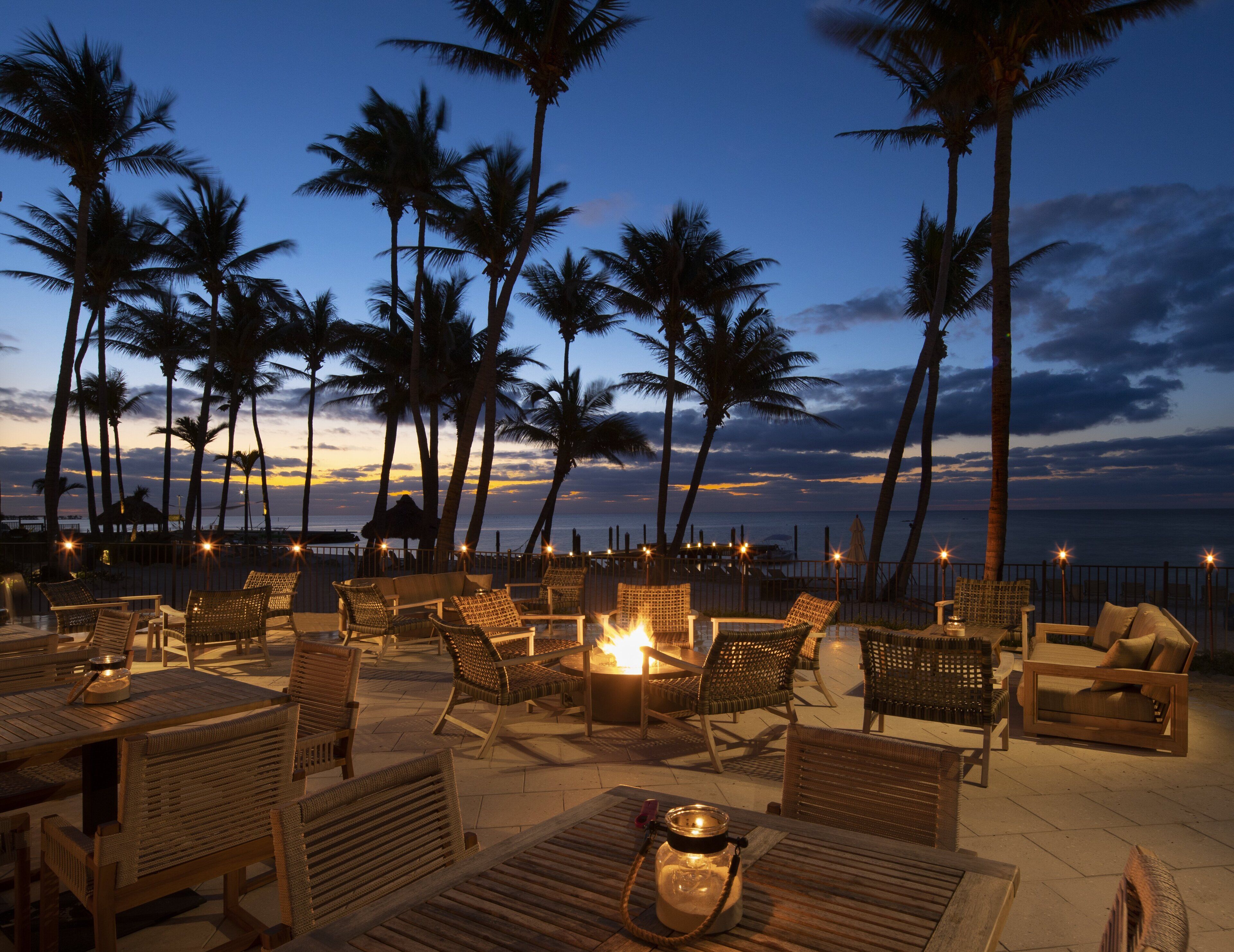 3 bars/lounges, poolside bar