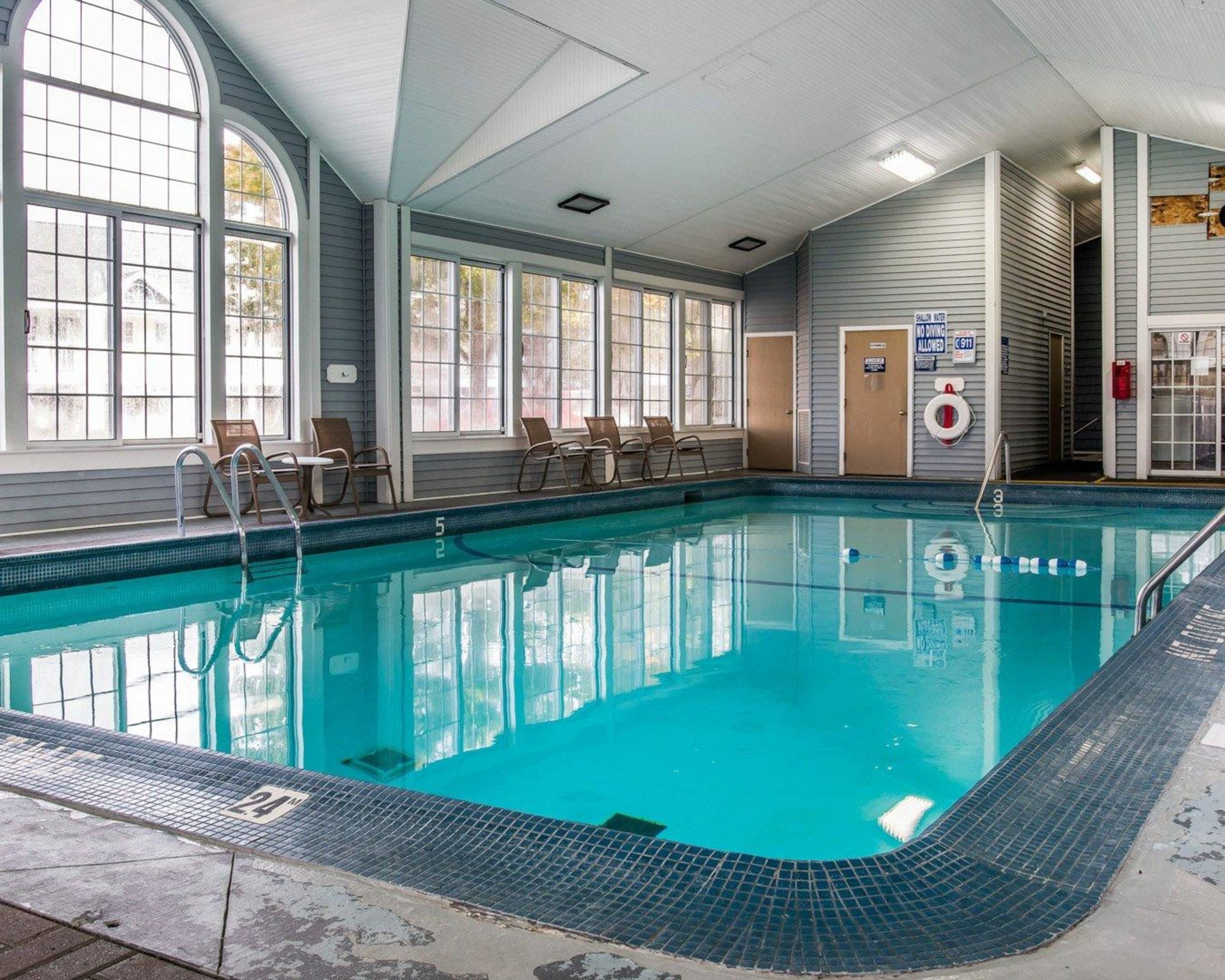 Alberca techada y camastros 