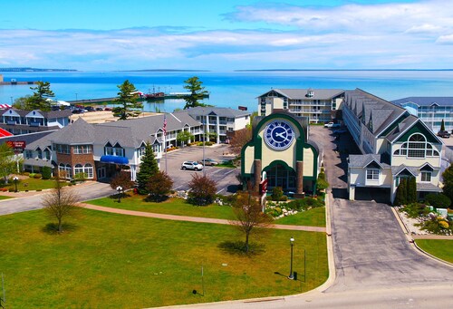 Clarion Hotel Mackinaw City Beachfront