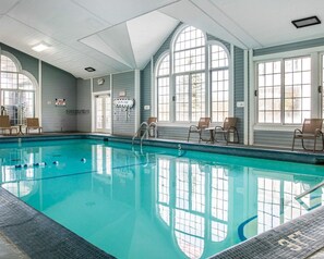 Indoor pool, sun loungers