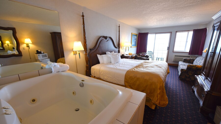 Clarion Hotel Mackinaw City Beachfront