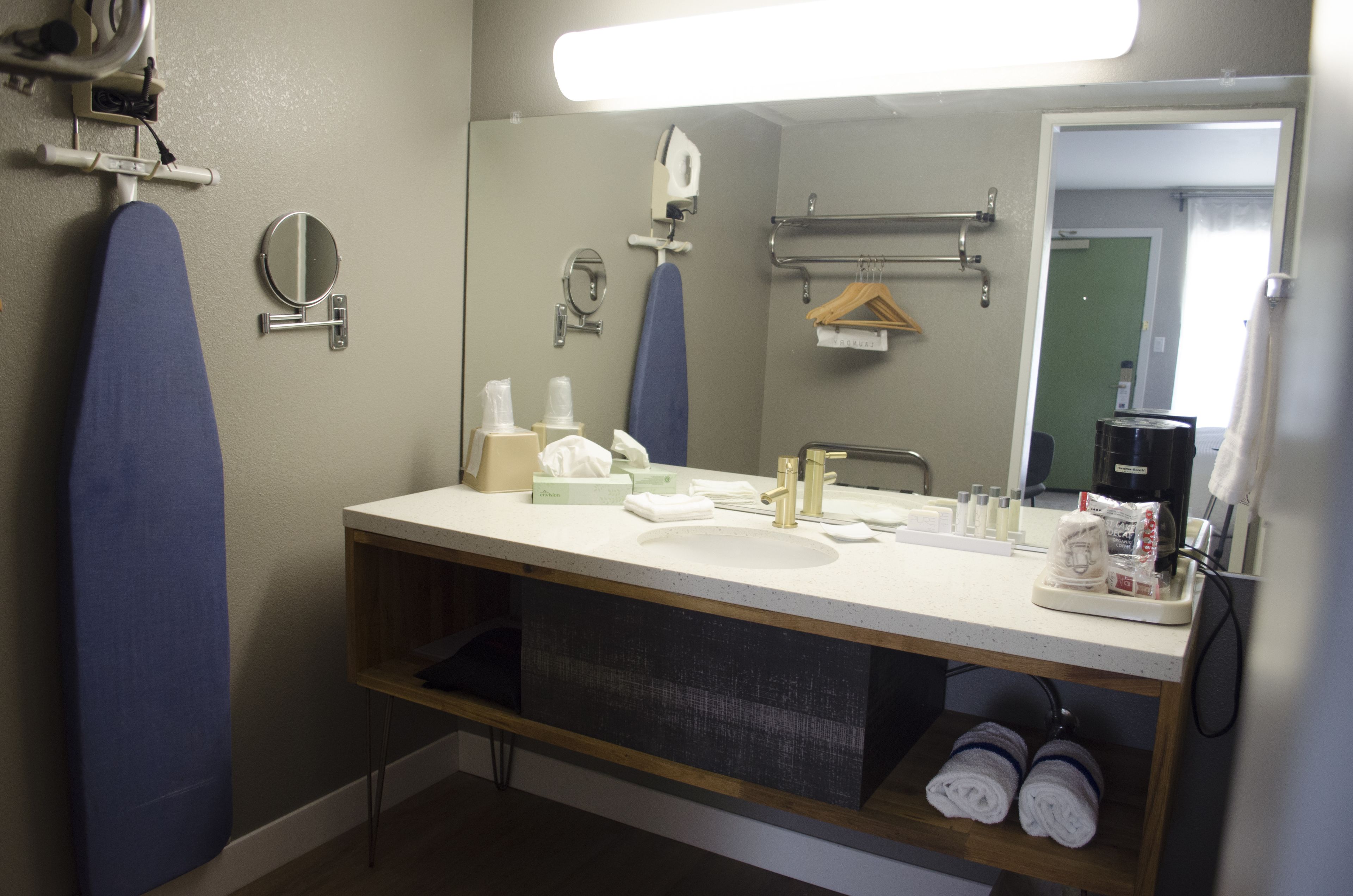 premium room, 1 king bed | bathroom | free toiletries, hair dryer, towels
