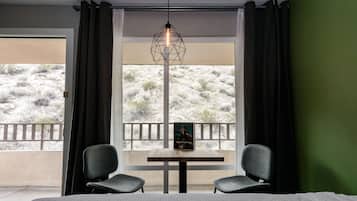 Chambre Premium, 2 grands lits | Coffres-forts dans les chambres, bureau, Wi-Fi gratuit, draps fournis