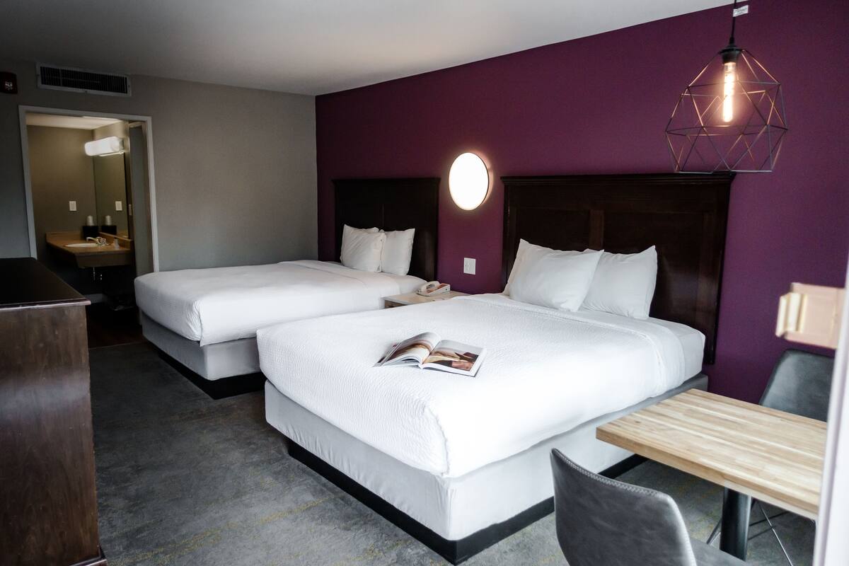 Doppia Deluxe, 2 letti queen, vista piscina | Una cassaforte in camera, una scrivania, Wi-Fi gratuito, lenzuola