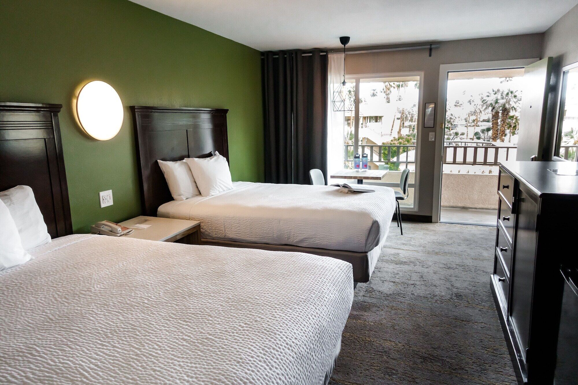 خزنة داخل الغرفة ومكتب وواي فاي مجانًا و ملاءات أسرّة