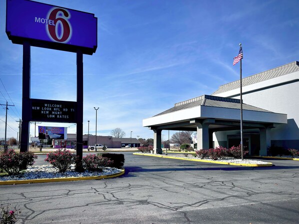 A motel with a large sign advertising new look, NFL HD TV, new management, and low rates. - Motel 6 Pine Bluff, AR (Pine Bluff)