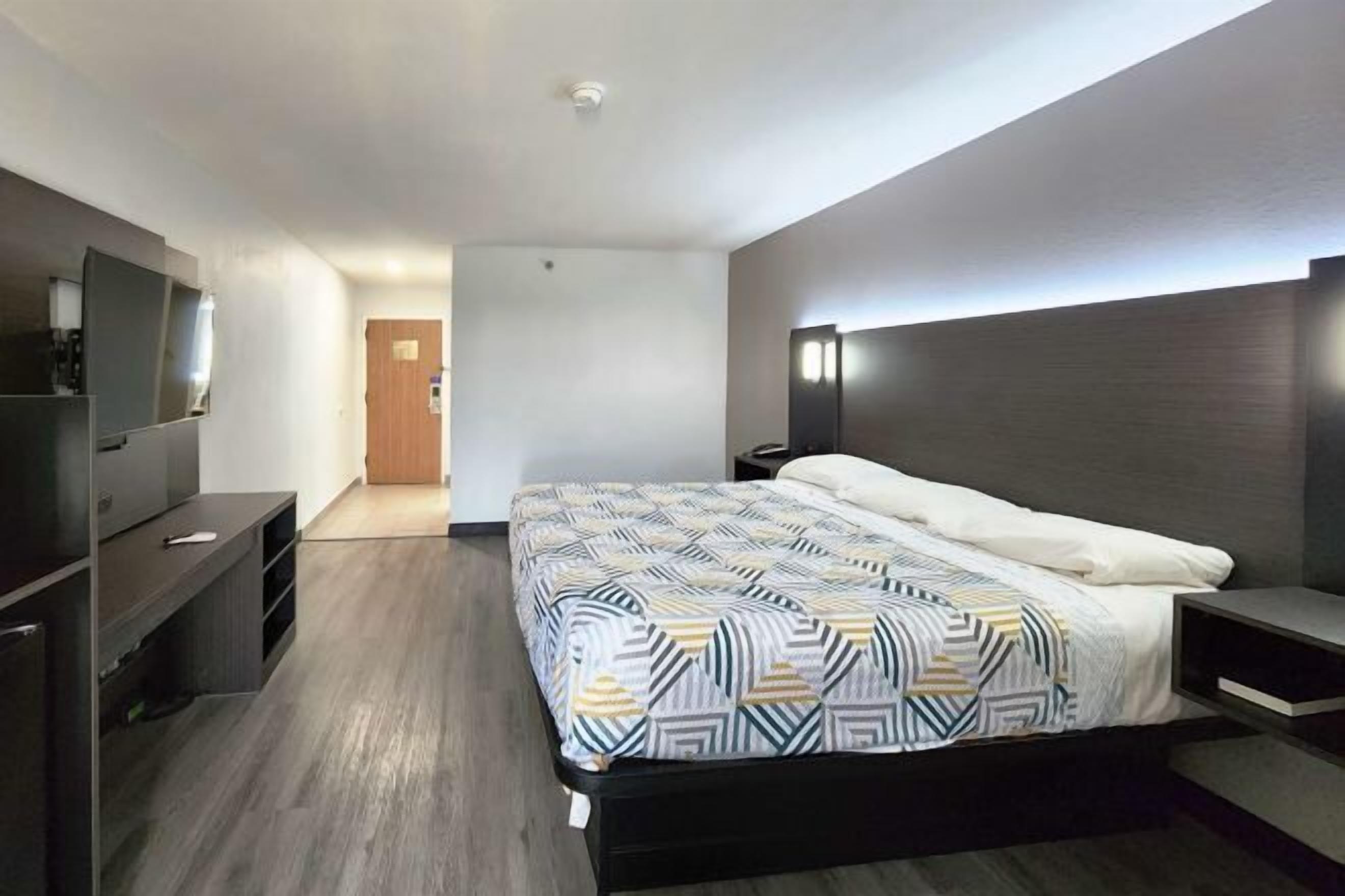 Premium bedding, desk, laptop workspace, free WiFi