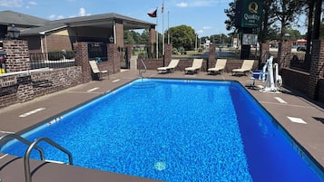 Una piscina al aire libre de temporada