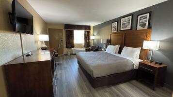 Verduisterende gordijnen, een strijkplank/strijkijzer