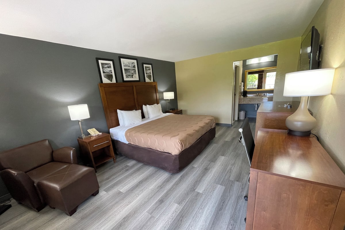 Standard Room, 1 King Bed, Smoking | Blackout drapes, iron/ironing board, rollaway beds, free WiFi