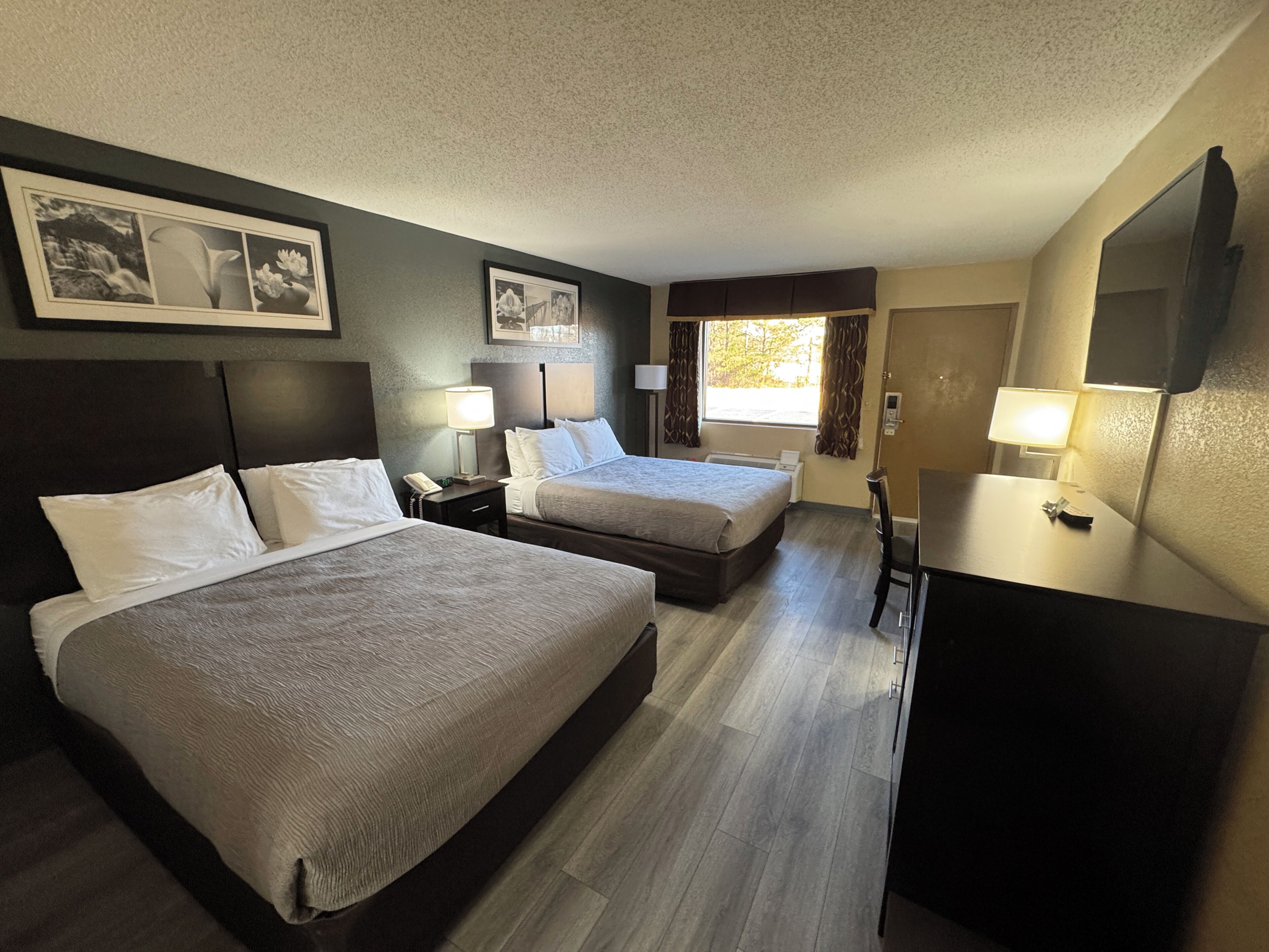 Tirai kedap cahaya dan setrika/meja setrika