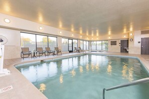 Piscine couverte, accès possible de 06 h 00 à 23 h 00, chaises longues 