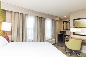 Desk, laptop workspace, blackout curtains, iron/ironing board - Hampton Inn Mt. Pleasant (Mount Pleasant)