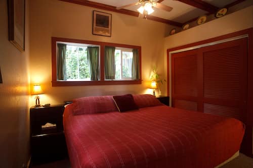 Basic Room (Volcano Hale) Shared bathroom