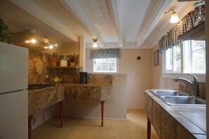 Basic Room (Volcano Hale) Shared bathroom | Shared kitchen | Fridge, microwave, stovetop, toaster
