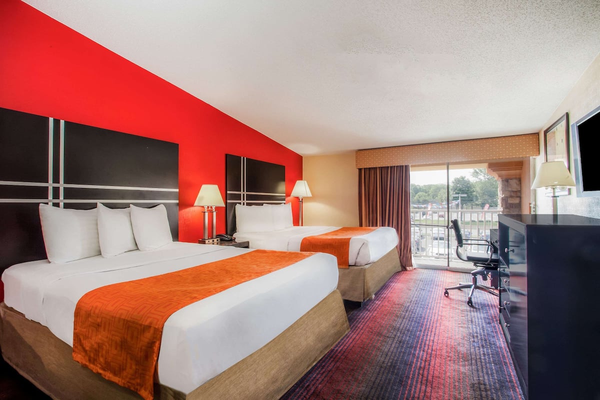 In-room safe, desk, iron/ironing board, cribs/infant beds