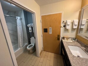 Combined shower/tub, free toiletries, hair dryer, towels - Quality Inn Richmond Airport (Sandston)