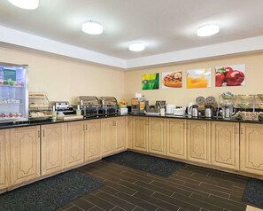 Free daily continental breakfast - Quality Inn Richmond Airport (Sandston)