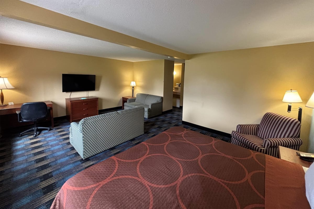 Suite, 1 King Bed | Desk, laptop workspace, iron/ironing board, free WiFi