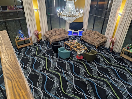 Área de estar no saguão. Super 8 by Wyndham Staunton