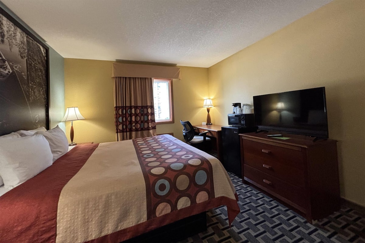 Desk, laptop workspace, iron/ironing board, free WiFi