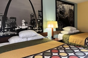 Rom – standard, 2 queensize-senger | Skrivebord, skrivebord for bærbar PC og strykejern/-brett