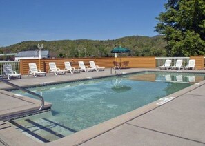 Una piscina al aire libre de temporada