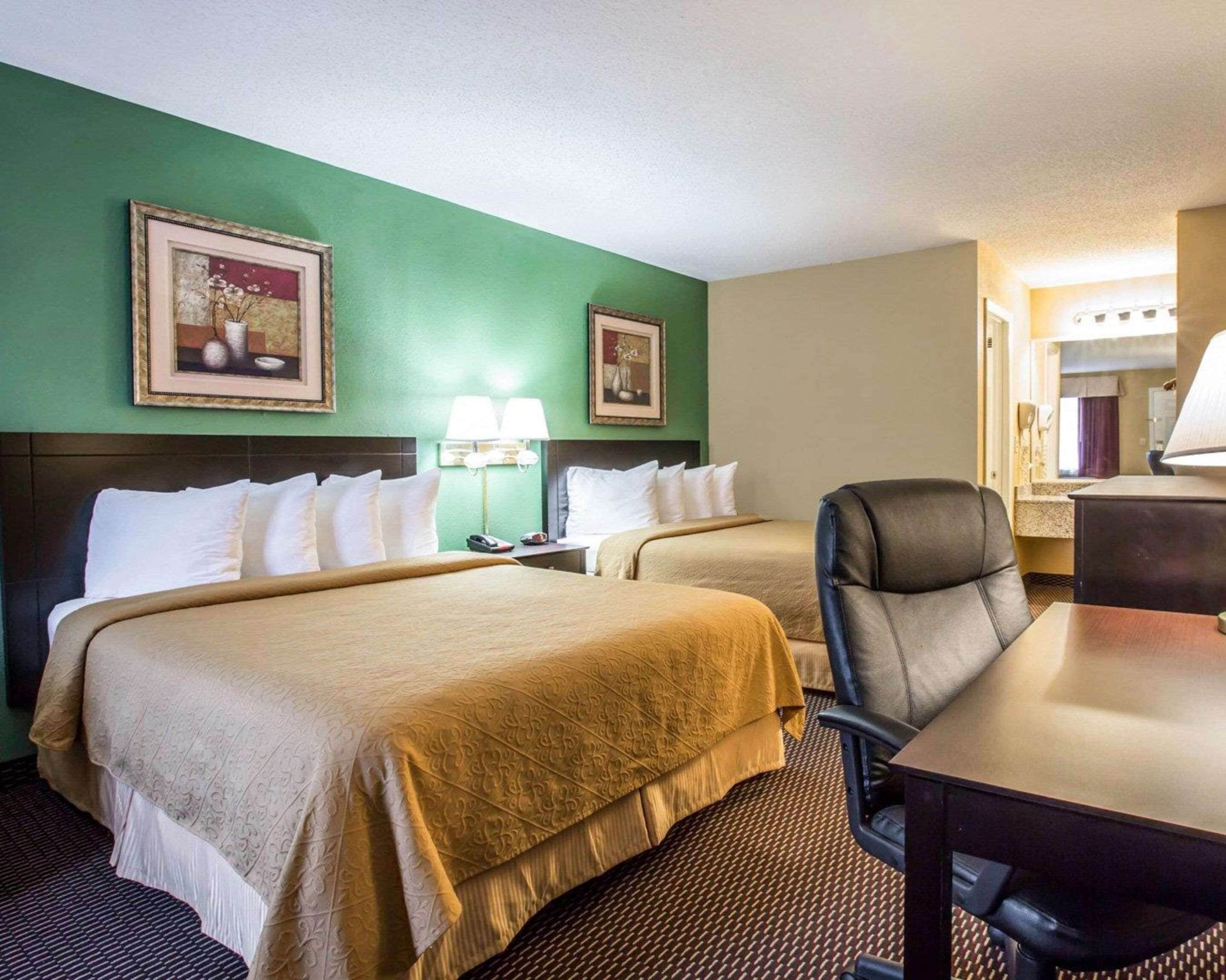 Una scrivania, ferro/asse da stiro, letti aggiuntivi (a pagamento)