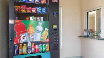 Un distributeur automatique proposant une variété de collations et de boissons, notamment des boissons Gatorade, Tropicana et Sprite.