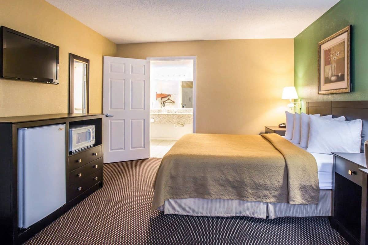 room, 1 queen bed, accessible, non smoking | desk, iron/ironing board, rollaway beds, free wifi