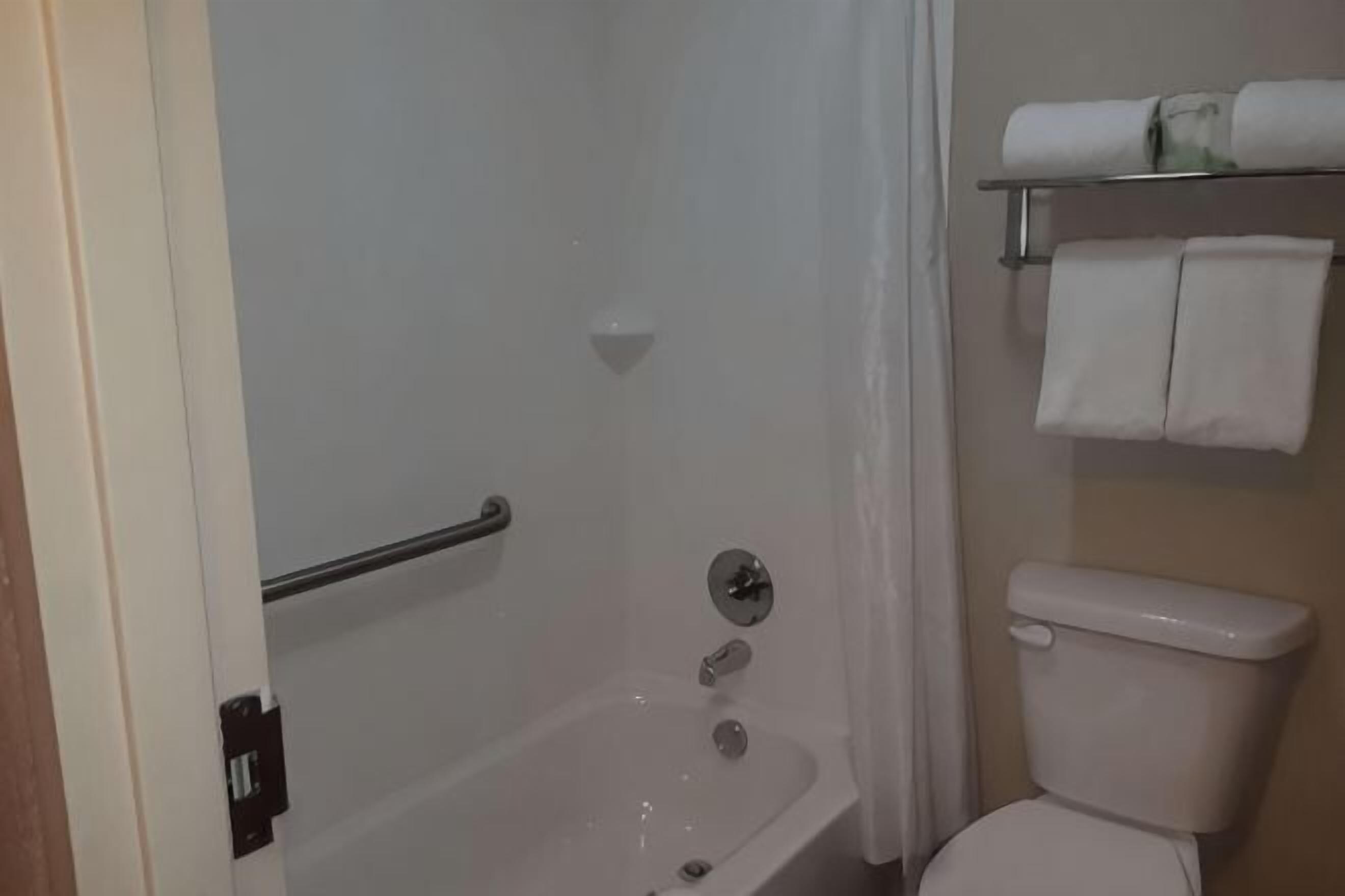 Badezimmer | Kostenlose Toilettenartikel, Haartrockner, Handtücher