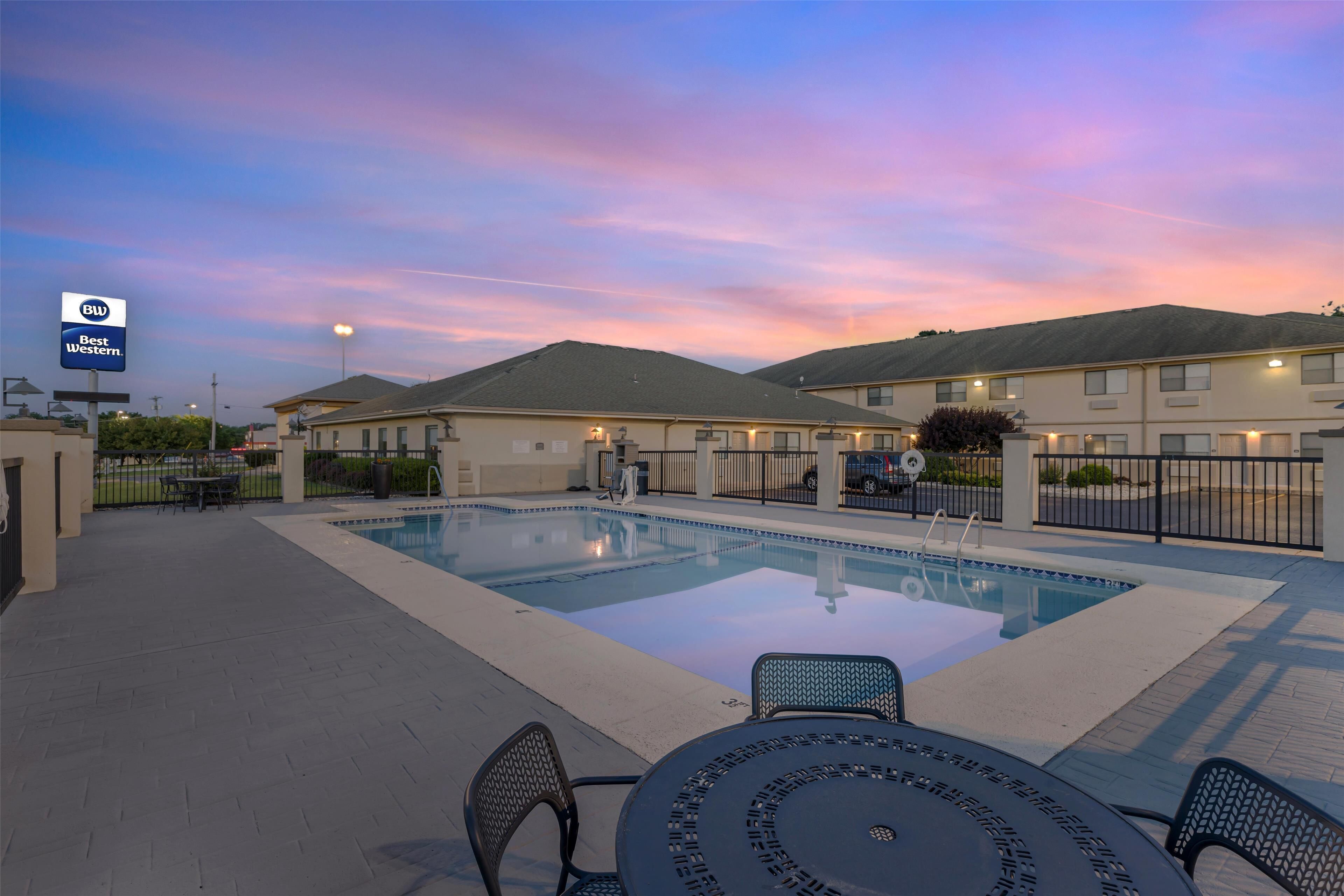 室外游泳池，日光浴躺椅