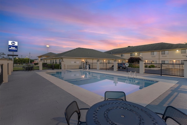 Outdoor pool, pool loungers