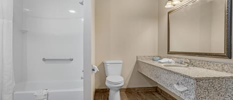 Ein Badezimmer mit Dusche, Toilette und Waschbecken.