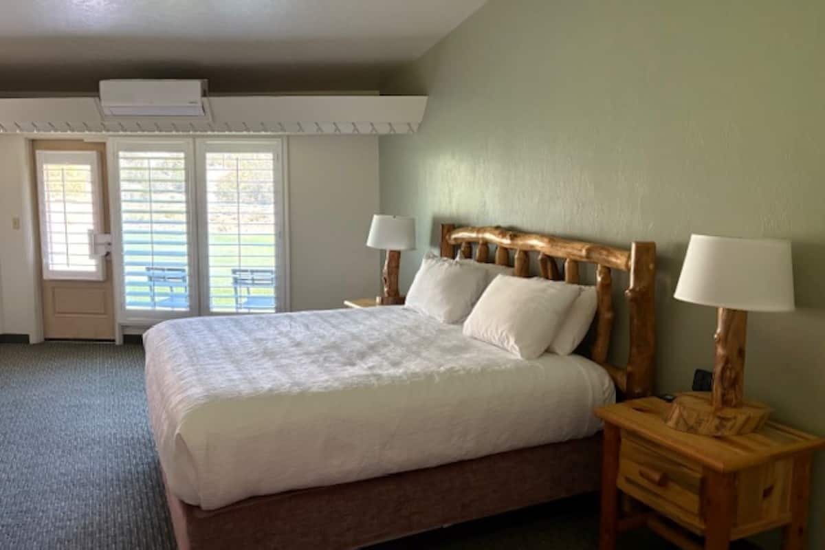 Standardzimmer, 1 King-Bett, barrierefrei, Kühlschrank und Mikrowelle