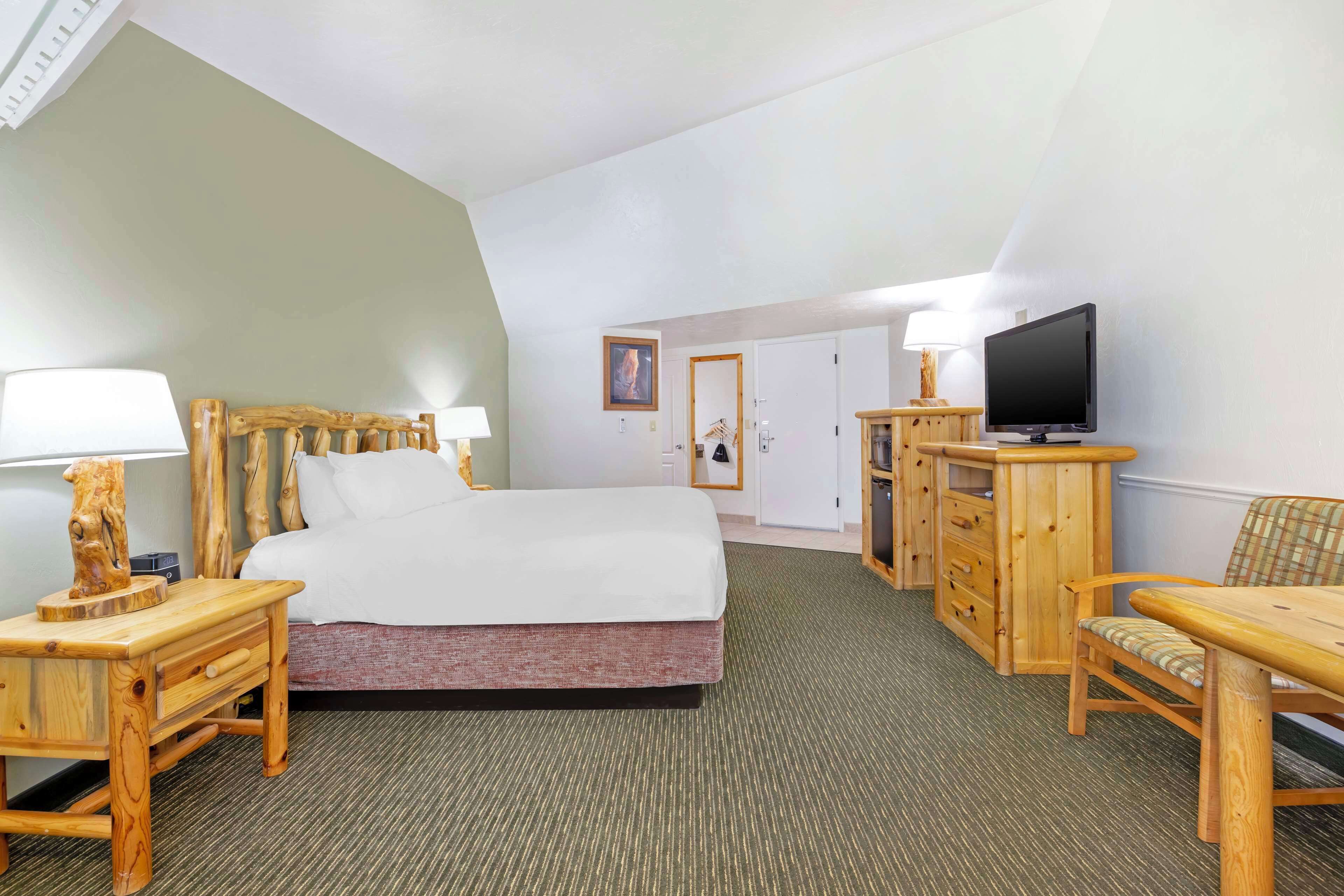 standard room, 1 king bed, non smoking, refrigerator & microwave | desk, blackout curtains, iron/ironing board, wifi