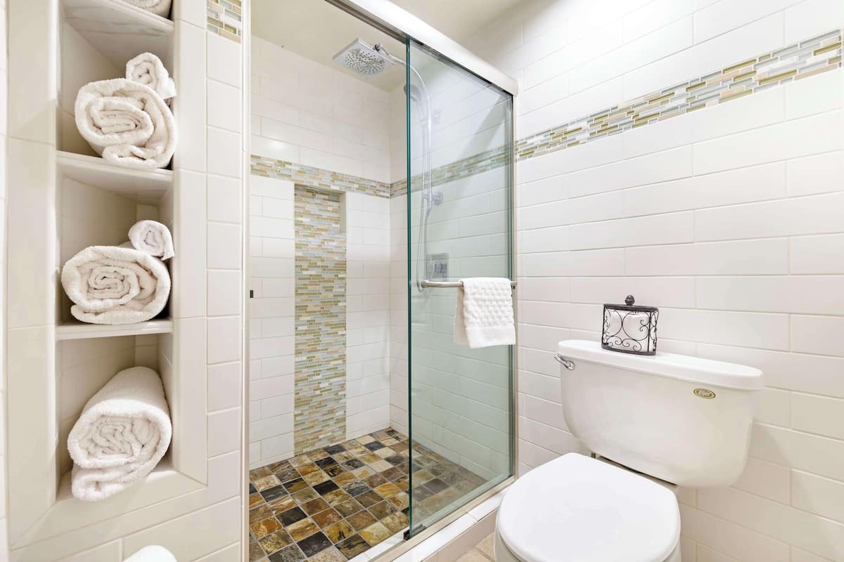 Duschwanne, Regendusche, kostenlose Toilettenartikel, Haartrockner
