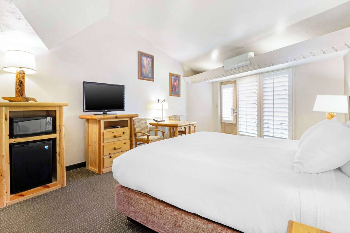 standard room, 1 king bed, non smoking, refrigerator & microwave | desk, blackout curtains, iron/ironing board, wifi