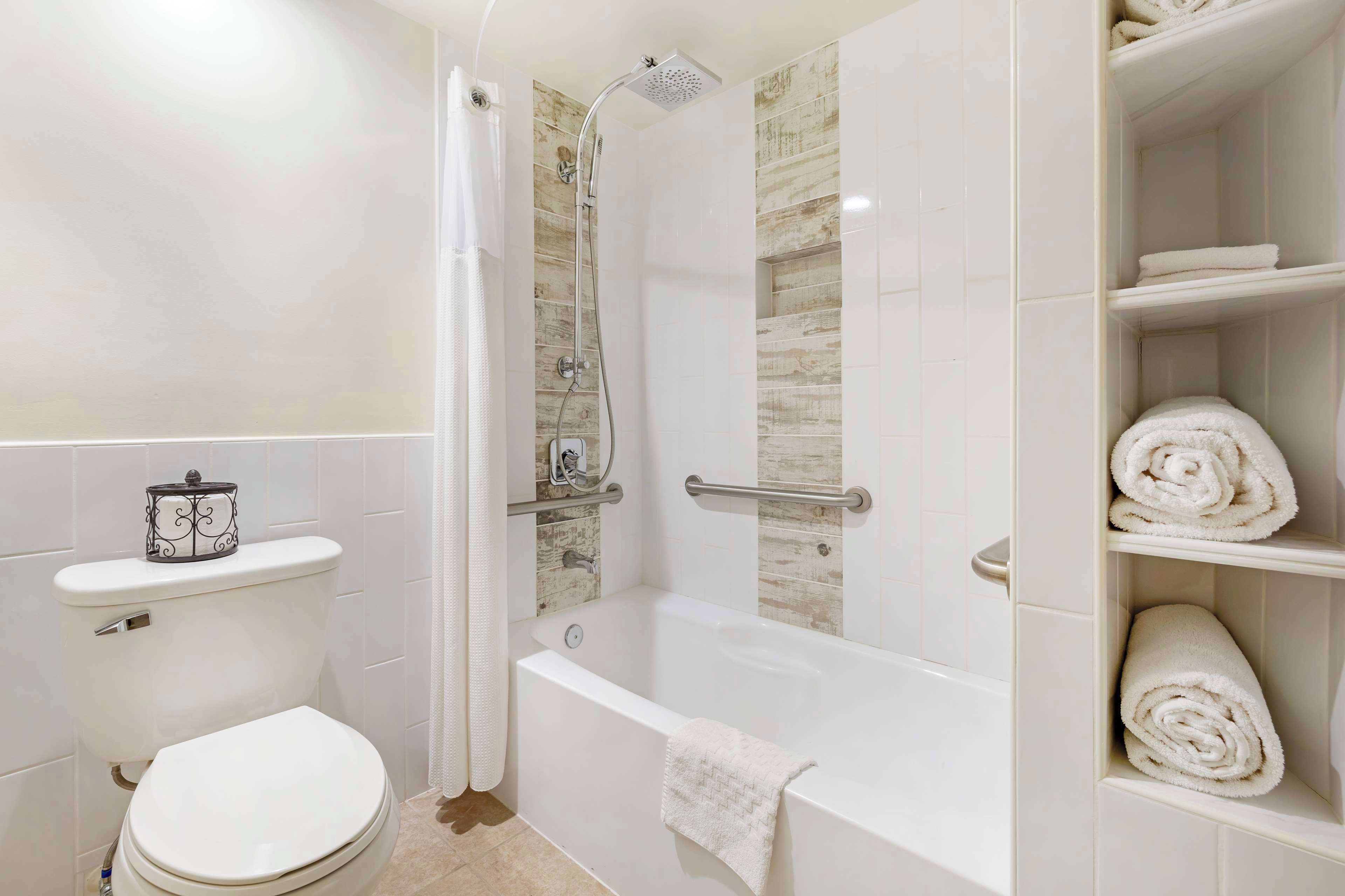 standard room, 1 king bed, non smoking, refrigerator & microwave | bathroom | combined shower/bathtub, rainfall showerhead, free toiletries