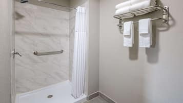 Bañera con ducha, secador de pelo, toallas
