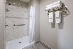 Bañera con ducha, secador de pelo, toallas