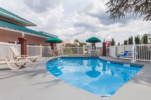 Una piscina al aire libre de temporada