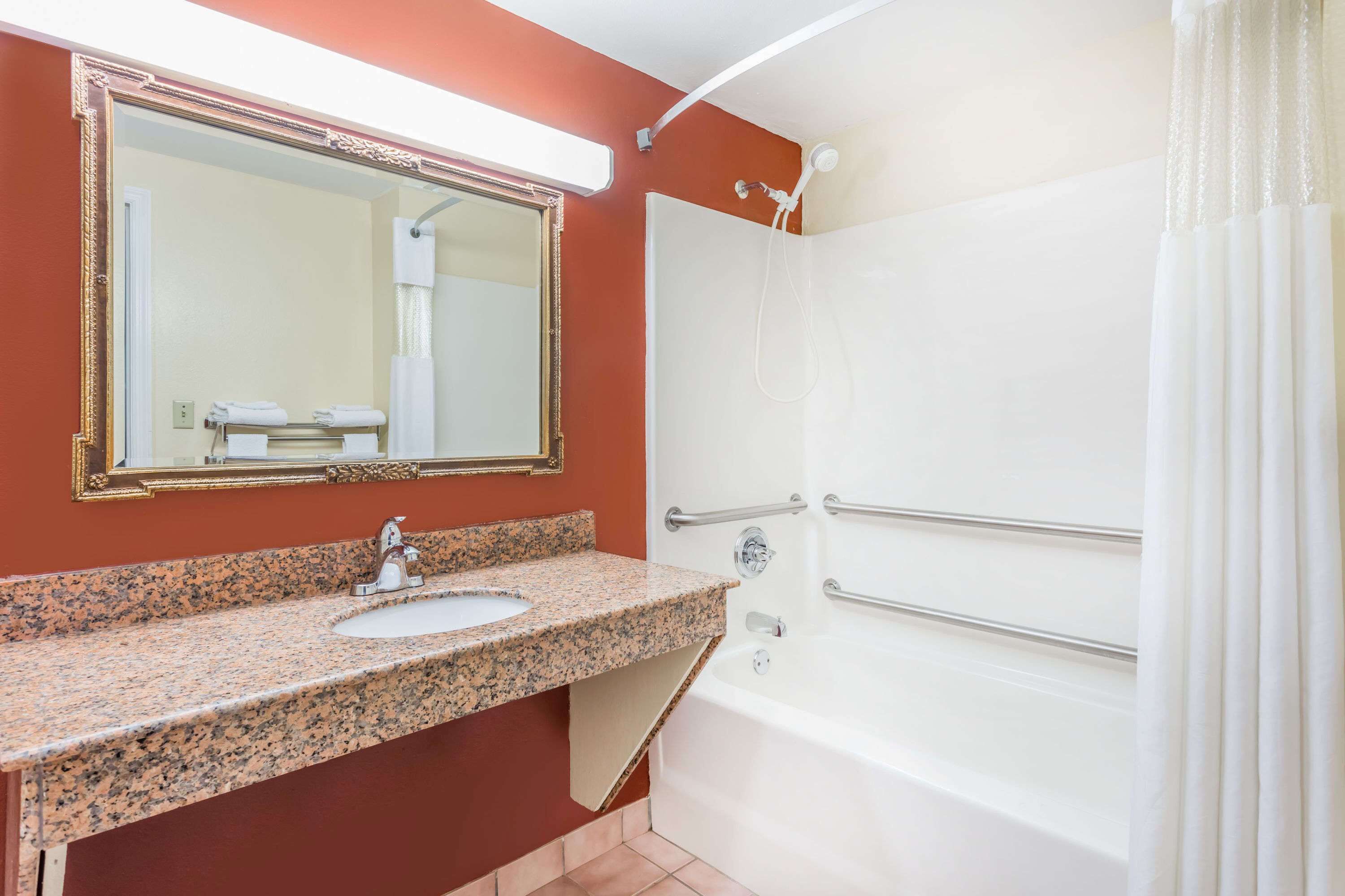 Combined shower/bathtub, hair dryer, towels