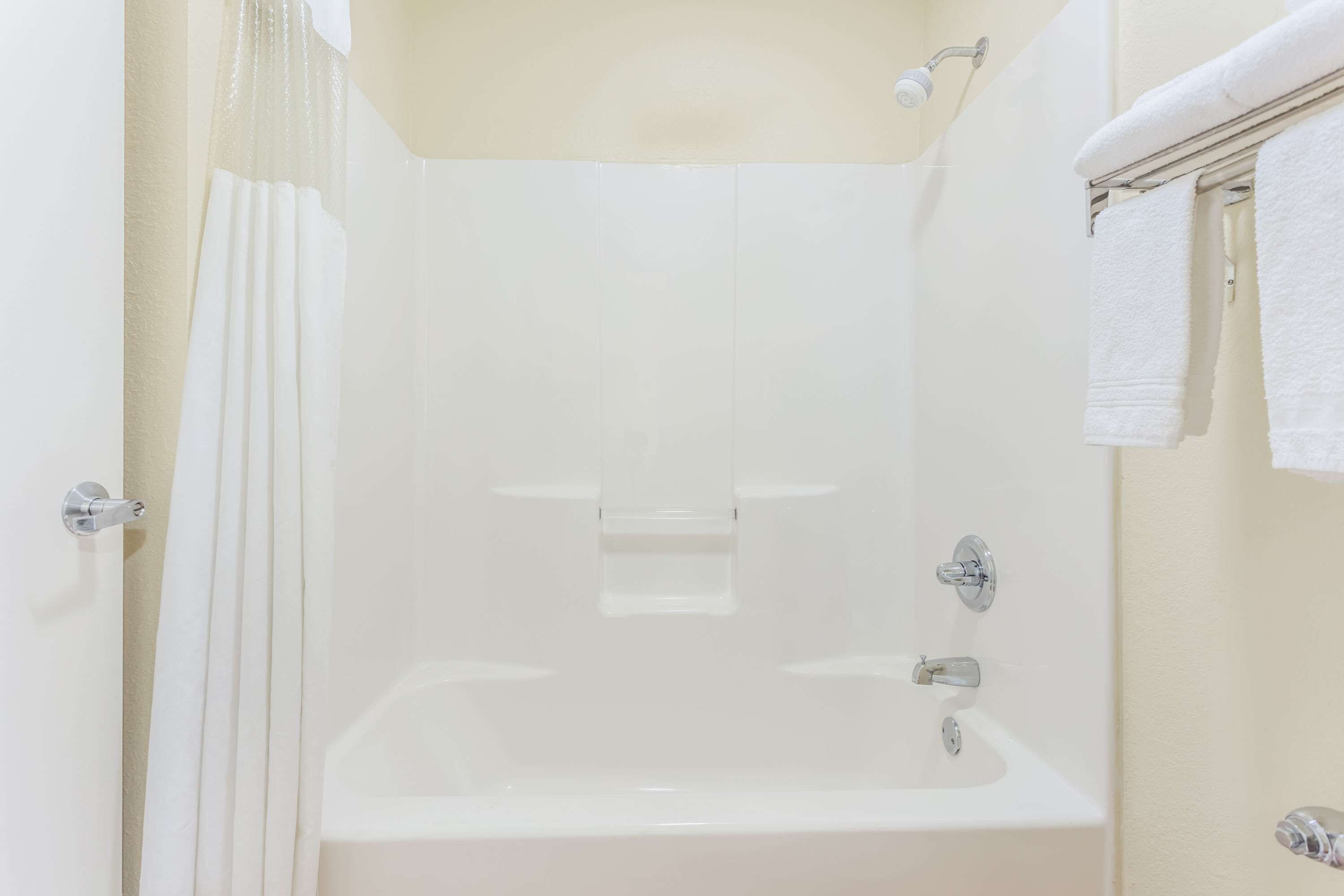 Une salle de bain équipée d’une baignoire, d’une douche et d’un porte-serviettes.