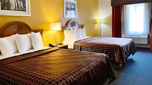 Quarto, 2 camas Queen, para não fumantes, geladeira e micro-ondas | Escrivaninha, Wi-Fi de cortesia, roupa de cama, despertadores