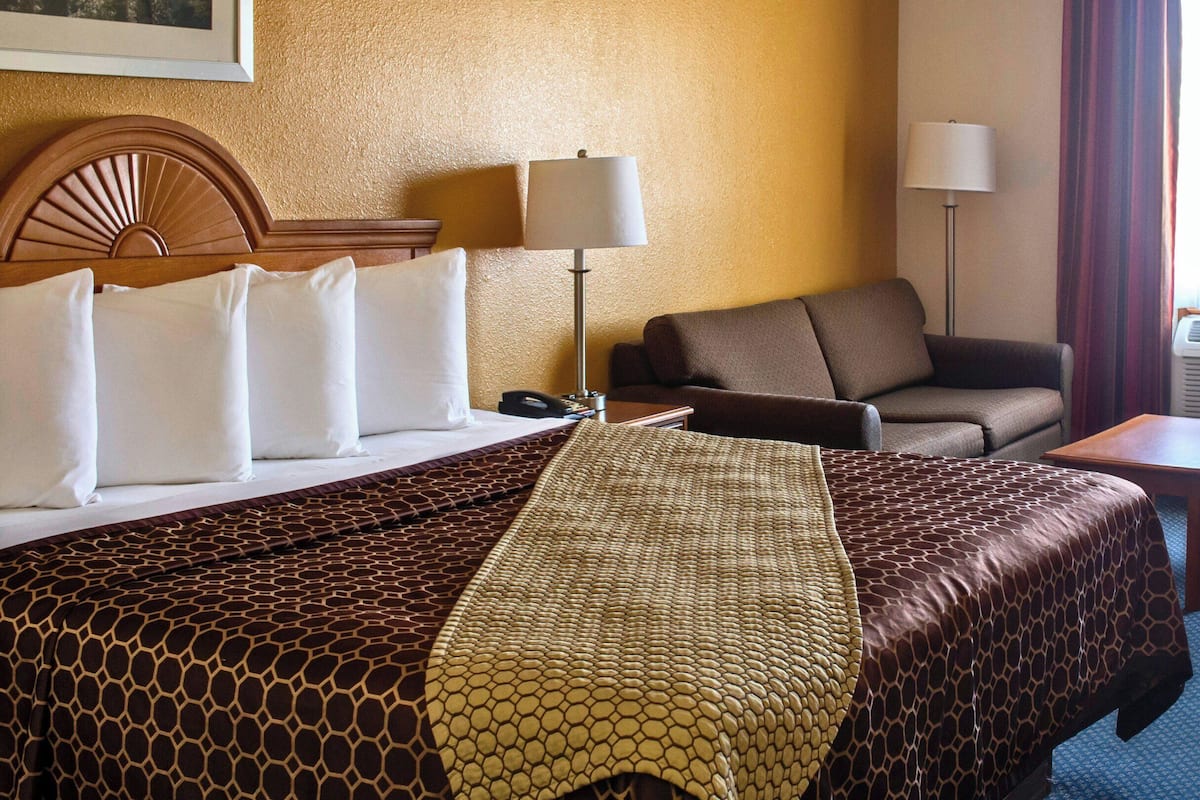 โต๊ะทำงาน, Wi-Fi ฟรี, ผ้าปูที่นอน, นาฬิกาปลุก