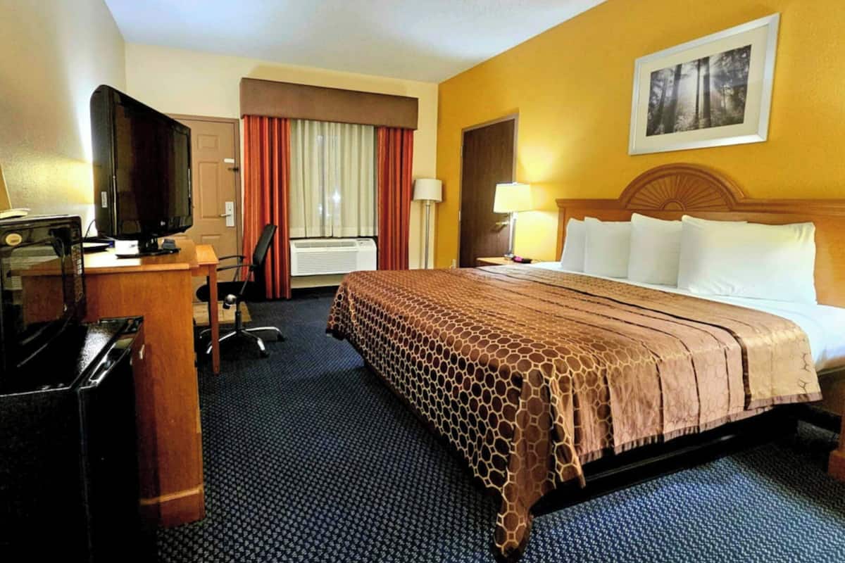 โต๊ะทำงาน, Wi-Fi ฟรี, ผ้าปูที่นอน, นาฬิกาปลุก