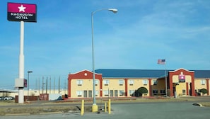 Exterior - Magnuson Hotel Sand Springs - Tulsa West (Sand Springs)