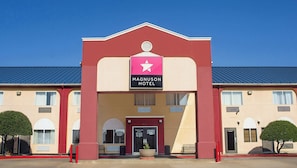 Front of property - Magnuson Hotel Sand Springs - Tulsa West (Sand Springs)